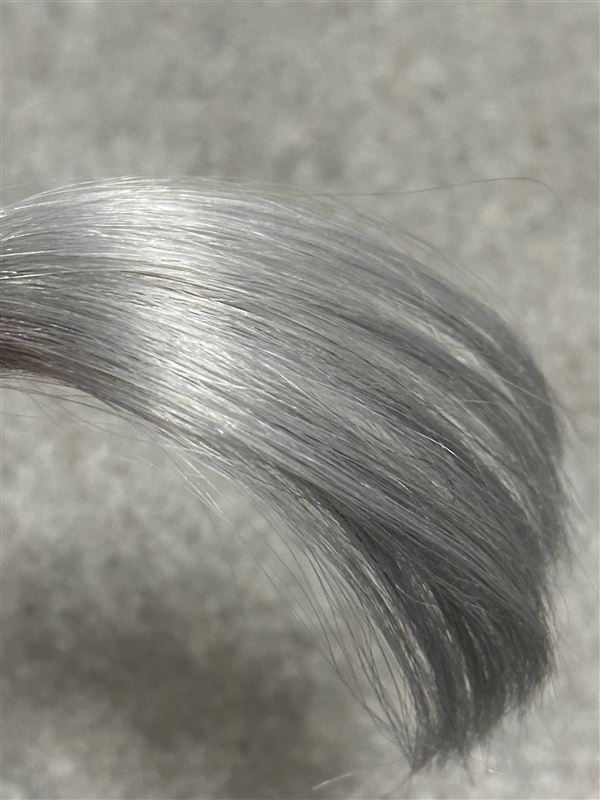 got2b（ゴットゥービー）カラークリーム　グラニーシルバーをパッケージモデルの髪色を目指して染めた色とそのまま染めた髪色の比較