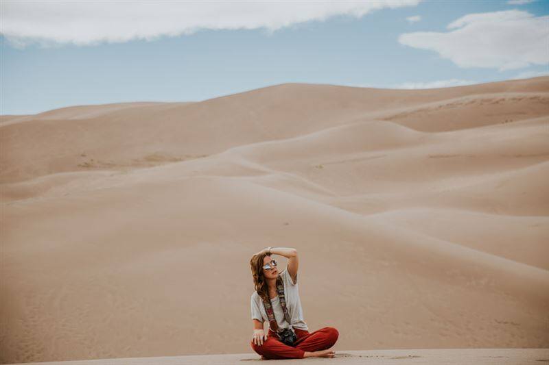 乾いた砂漠にいる女性